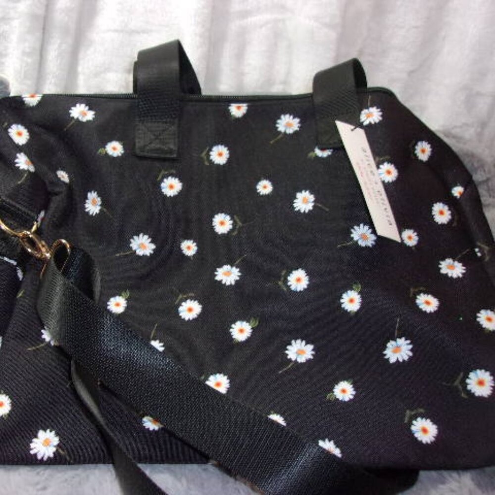 E-96 NWT ALICE AND OLIVIA BY STACEY BENDET DUFFLE BAG DAISY PATTERN